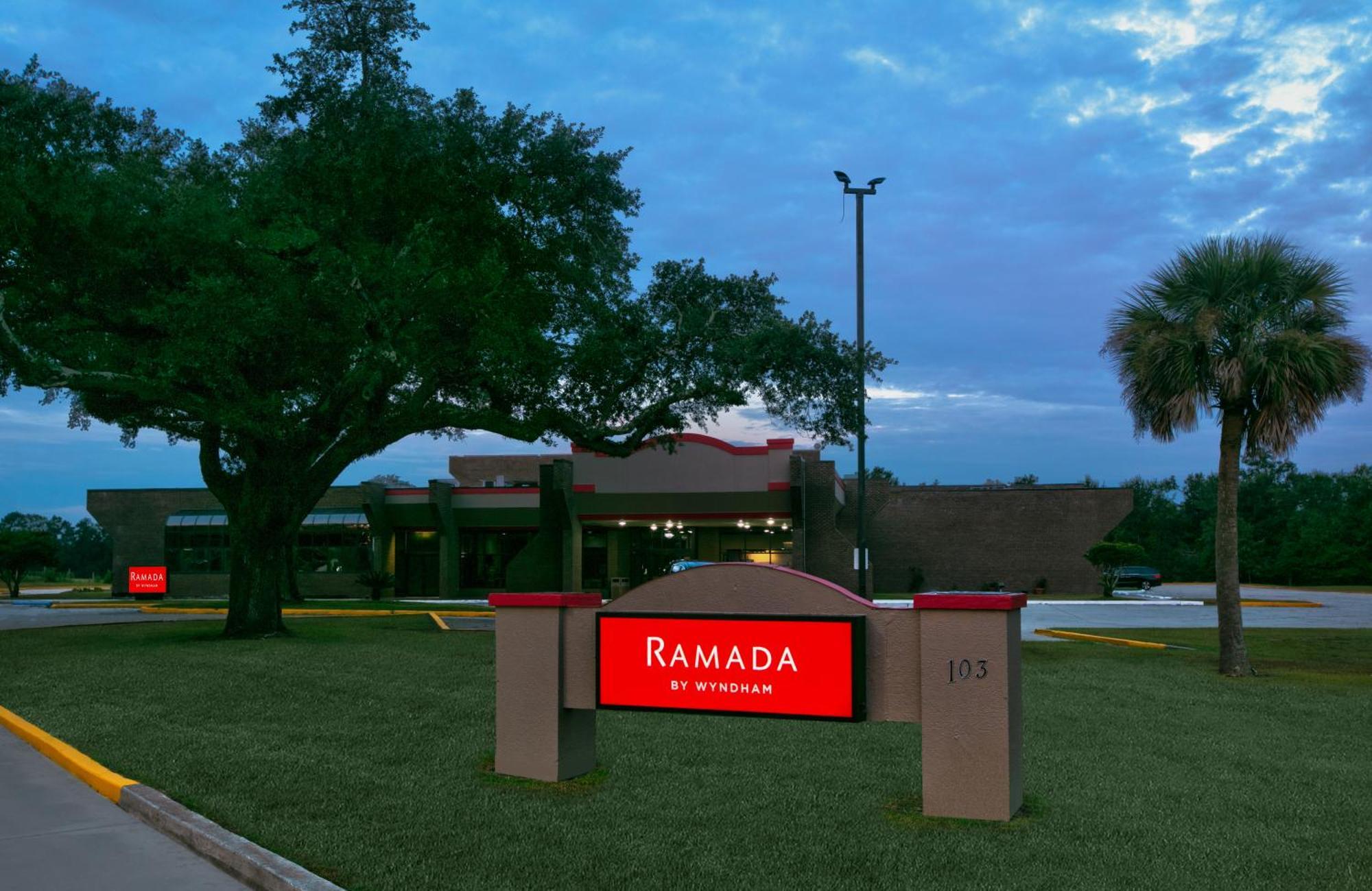 Motel Ramada By Wyndham Gulfport I-10 2*